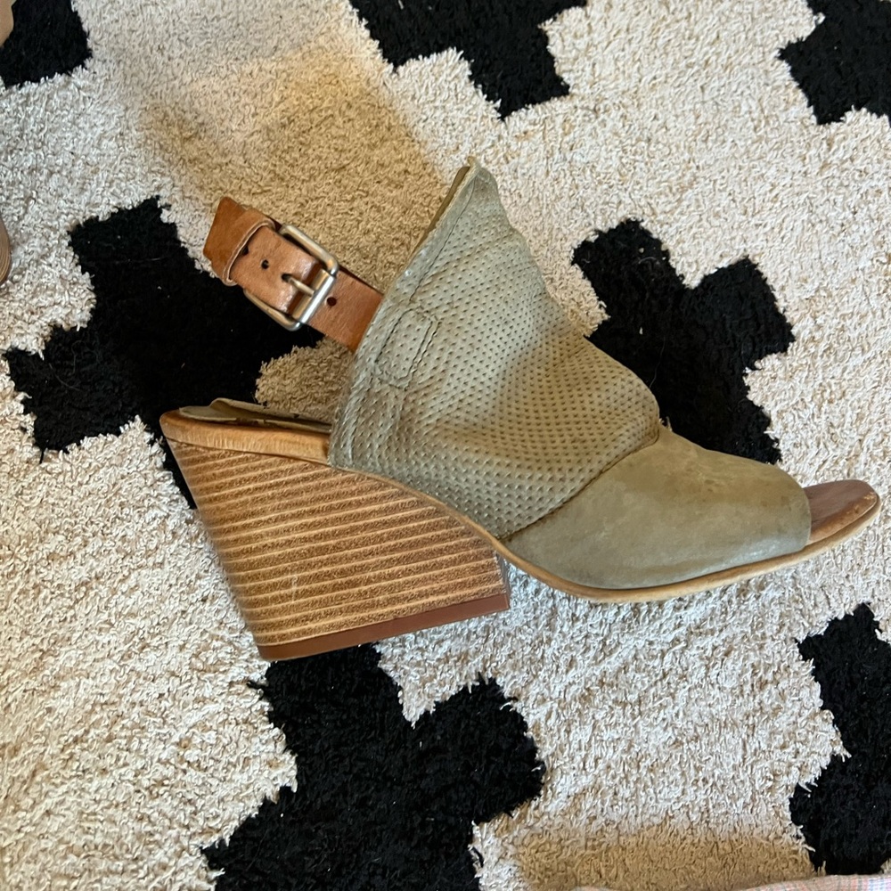 Green Miz Mooz soft leather wedge sandal. Size 9/40